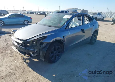 2024 Tesla Model Y Long Range Dual Motor All-Wheel Drive z USA, uszkodzony, nr VIN 7SAYGDEE9RA330471